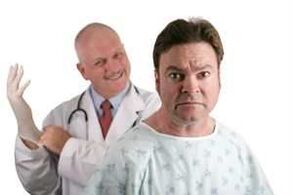 O médico realiza un exame dixital da próstata do paciente antes de prescribir un tratamento para a prostatite